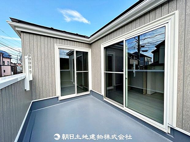 洗濯物を干すだけのスペースではもったいない多用途にご利用いただける大型ルーフバルコニーです。