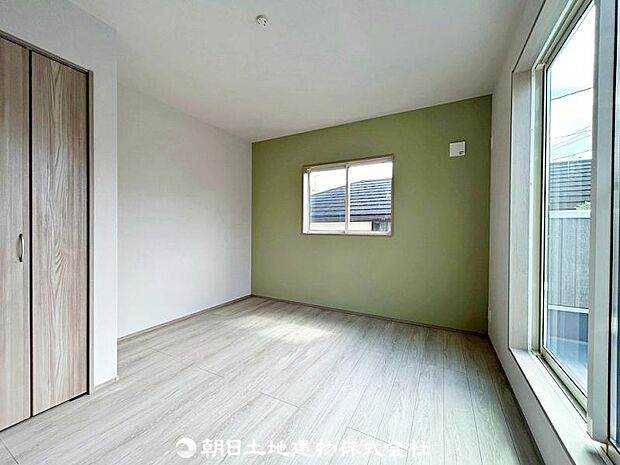 窓から差し込む暖かな陽光のある洋室！大き目のベッド配置可能で主寝室におすすめ！
