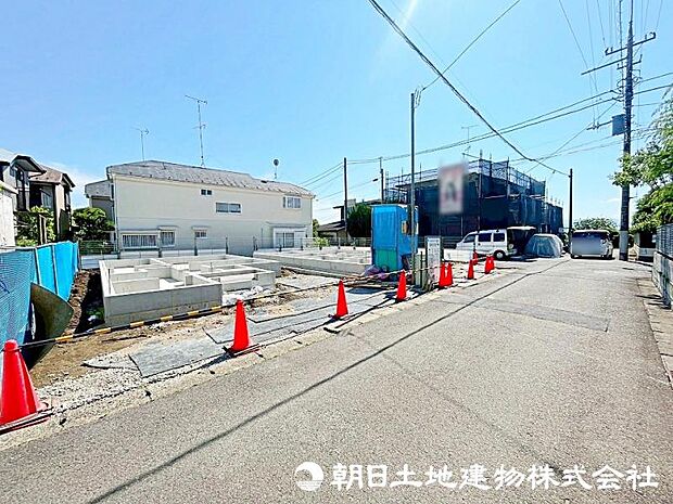 閑静な住宅街に位置しており、落ち着いた雰囲気の住環境です。