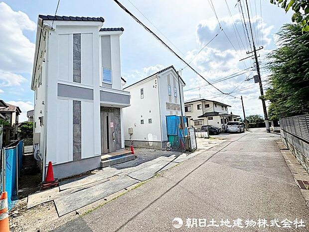 閑静な住宅街に位置しており、落ち着いた雰囲気の住環境です。