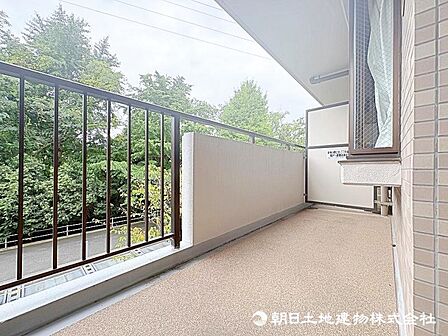 遮るものなくずっと陽当たりの良いバルコニー!風通しもよく洗濯物も早く乾きそうです!
