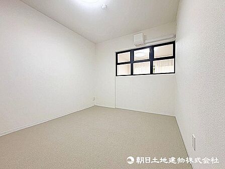窓から差し込む暖かな陽光のある洋室!大き目のベッド配置可能で主寝室におすすめ!