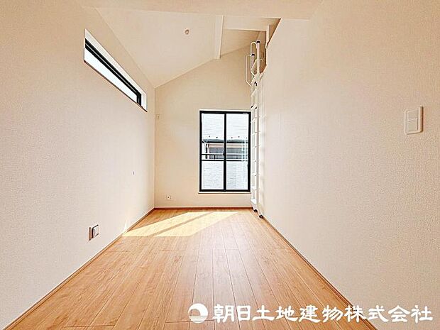 窓から差し込む暖かな陽光のある洋室！大きめのベッド配置可能で主寝室におすすめ！