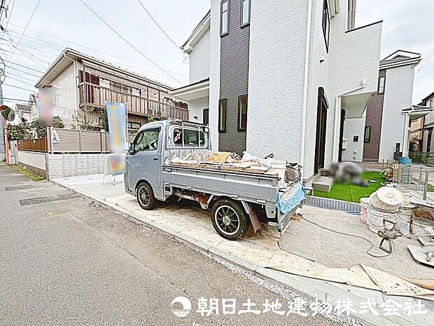 カースペース部分は広々。陽当たりのいい立地とプライバシーの保たれたおすすめの戸建てです。