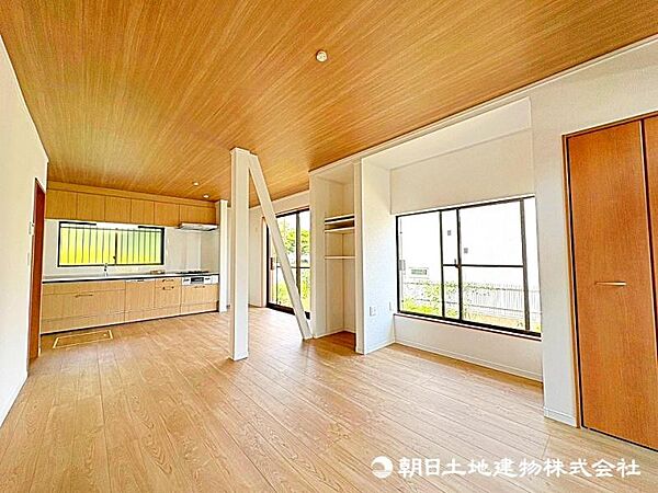 陽の降り注ぐリビングはご家族様の団らんの場。やすらぎの空間をご体感ください。
