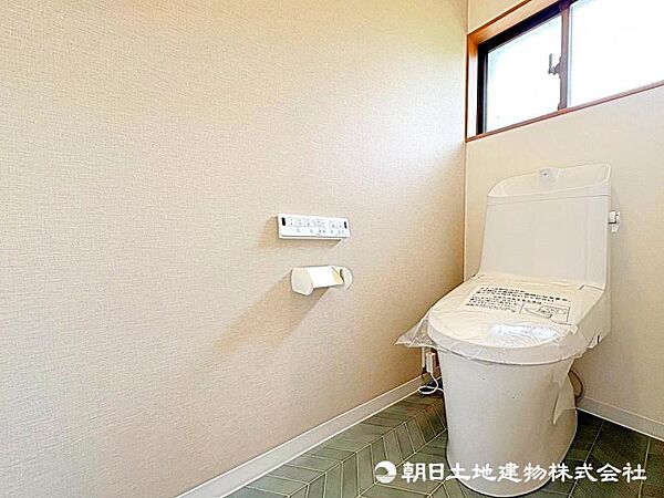 窓があり換気性能も良好！温水洗浄機能付きで清潔感あるトイレ！