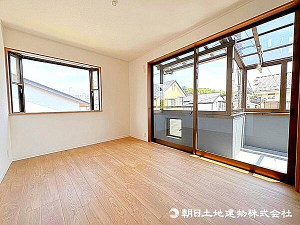 明るい印象の居室。おひさまの光を、爽やかな風をたっぷりと取り込めます。