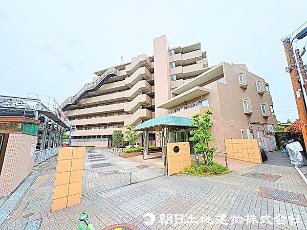 鶴川駅まで徒歩約8分、鶴川街道から一本入ってすぐの通りに所在するため電車、車どちらでも利便性の高い立地です。