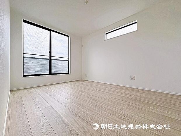 窓から差し込む暖かな陽光のある洋室!大き目のベッド配置可能で主寝室におすすめ!