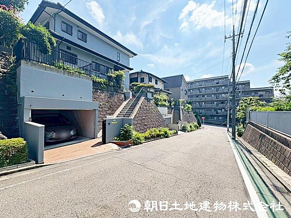 交通量の少ない閑静な住宅街ですので、小さなお子様がいらっしゃるご家庭でも安心してお住まいになれます。