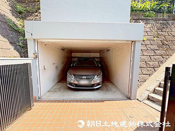カースペース部分は広々。陽当たりのいい立地とプライバシーの保たれたおすすめの戸建てです。