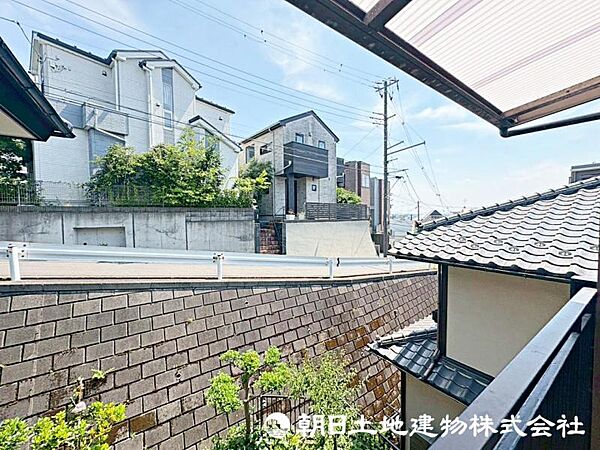 明るい陽射しを取り込んでくれるバルコニーからの眺望です！