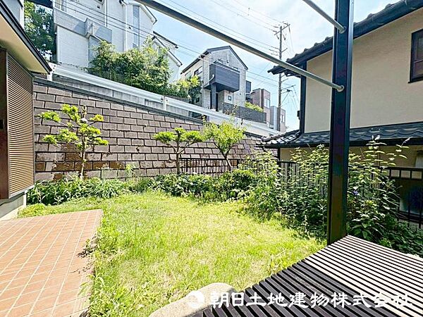 広いお庭でたくさんの陽を浴びながらリフレッシュできます。家庭菜園でお好きなお野菜も作れちゃいそうです！