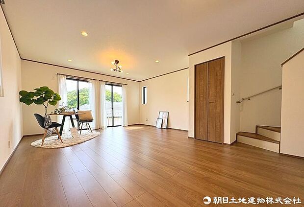 陽の降り注ぐリビングはご家族様の団らんの場。やすらぎの空間をご体感ください。開放感のある広いリビングでご家族様の団らんのお時間を過ごすことができます。