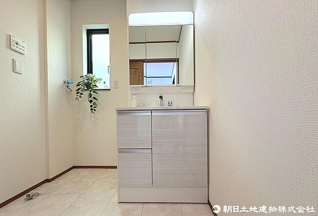 多彩な機能が備えられたパウダールーム。心地よいリフレッシュ空間です。洗髪洗面化粧台ですので、水栓がシャワータイプで伸ばして使用できます。