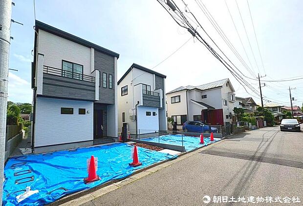 交通量の少ない閑静な住宅街ですので、小さなお子様がいらっしゃるご家庭でも安心してお住まいになれます。前面道路は広いので、お車の出し入れが苦手なママや小さなお子様にも安心ですね。