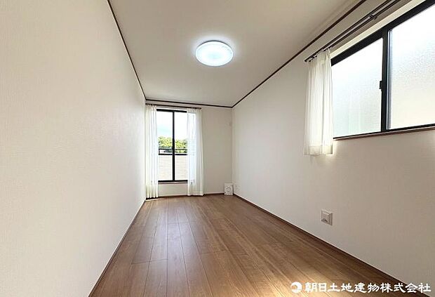 窓から差し込む暖かな陽光のある洋室！大き目のベッド配置可能で主寝室におすすめ！しっかりとした大きさのクローゼットを完備し、収納スペースも十分。