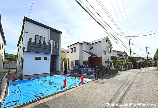 交通量の少ない閑静な住宅街ですので、小さなお子様がいらっしゃるご家庭でも安心してお住まいになれます。前面道路は広いので、お車の出し入れが苦手なママや小さなお子様にも安心ですね。