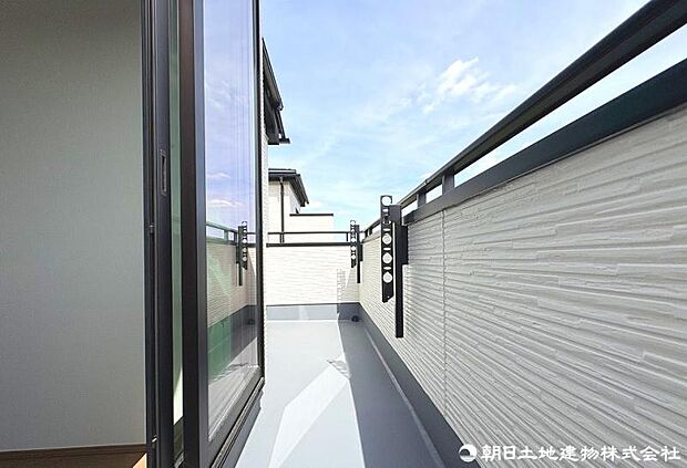 るものなくずっと陽当たりの良いバルコニー！風通しもよく洗濯物も早く乾きそうです！