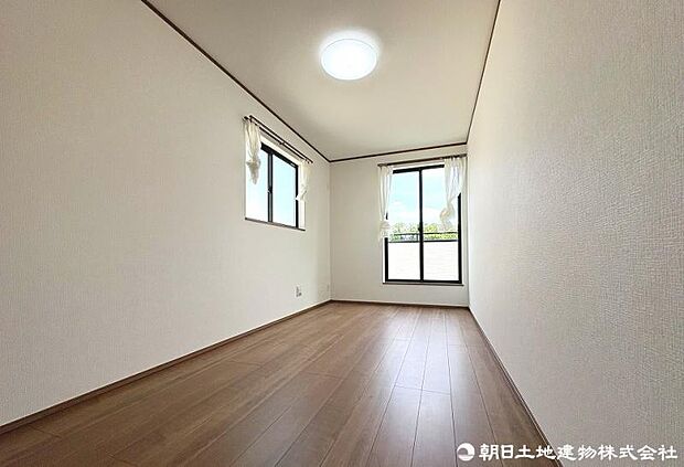 窓から差し込む暖かな陽光のある洋室！大き目のベッド配置可能で主寝室におすすめ！しっかりとした大きさのクローゼットを完備し、収納スペースも十分。