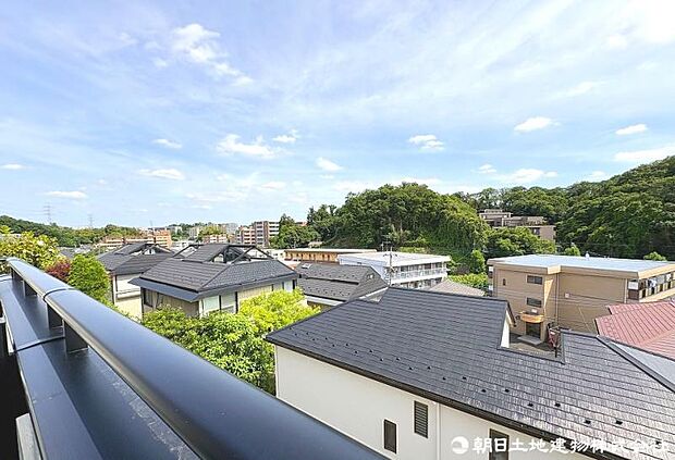 バルコニーからの景色！晴れた日中も夜景も綺麗で気分もさっぱりリフレッシュできそう！