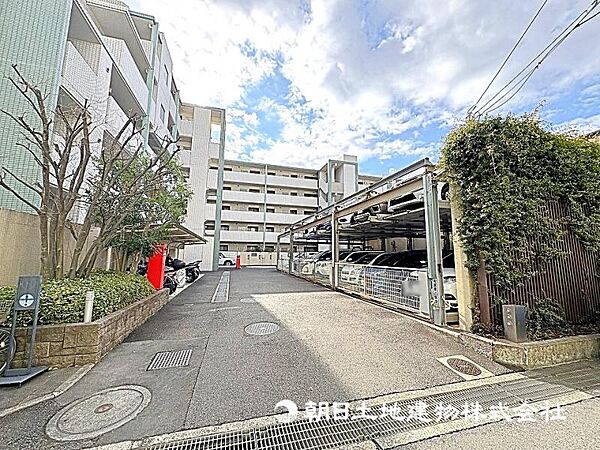 存在感のある外観が魅力のマンション、周辺の街並みと調和した美しい佇まいです！
