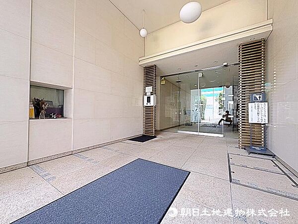 清潔感と高級感あるオートロックの入口です。