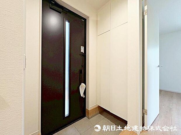 ご家族みんなが毎日使う、お家の顔となる清潔感ある玄関です。