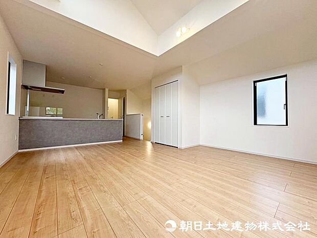 南向きの大きな窓は家庭に暖かい日差しを運びます。
