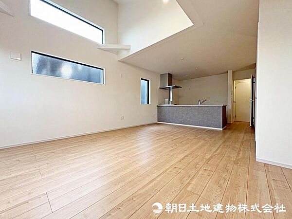 上部が吹き抜けになっており、開放感を感じていただける仕様となっております。