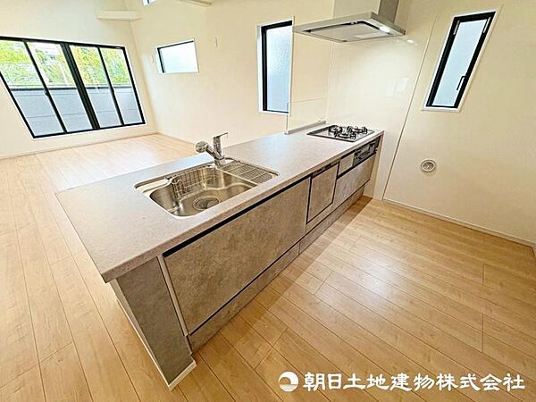対面式キッチンは、料理をしながらでもご家族との会話を楽しめます！