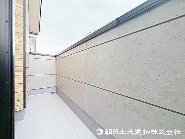 遮るものなくずっと陽当たりの良いバルコニー！風通しもよく洗濯物も早く乾きそうです！
