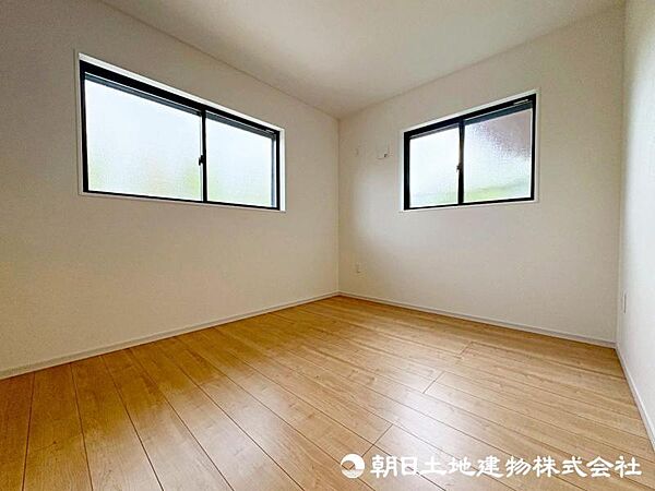 こちらは6帖の寝室！大きなサイズのベッドを置いても余裕を感じていただけます。