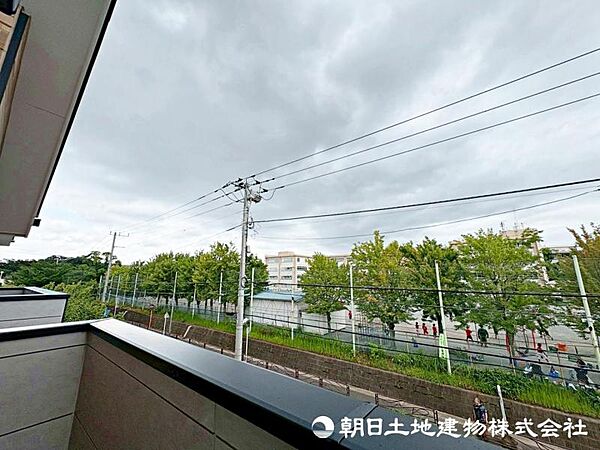 明るい陽射しを取り込んでくれるバルコニーからの眺望です！