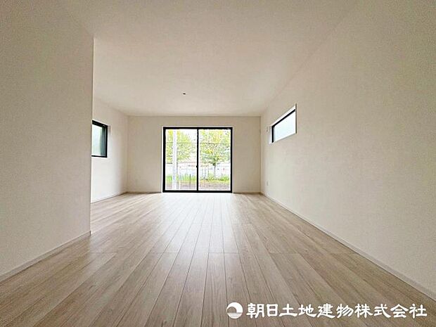 南向きの大きな窓は家庭に暖かい日差しを運びます。