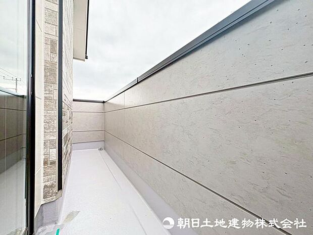 遮るものなくずっと陽当たりの良いバルコニー!風通しもよく洗濯物も早く乾きそうです!
