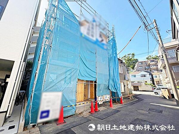 閑静な住宅街に位置しており、落ち着いた雰囲気の住環境です。