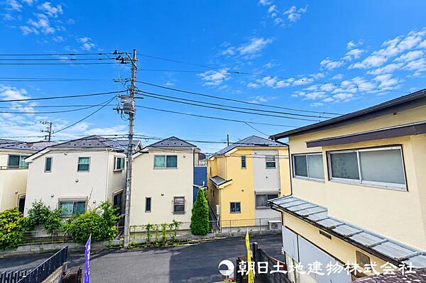 明るい陽射しを取り込んでくれるバルコニーからの眺望です！