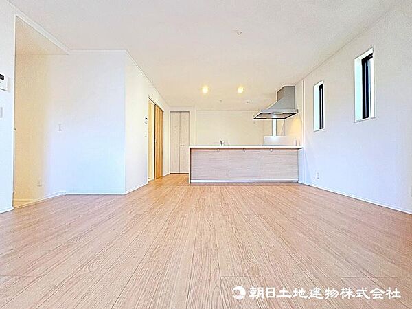 陽の降り注ぐリビングはご家族様の団らんの場。やすらぎの空間をご体感ください。