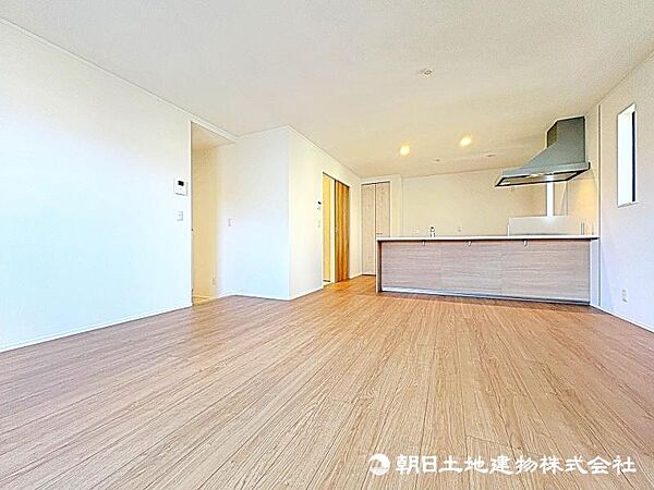 リビング・ダイニング・キッチンが広々としていて、家族が快適に過ごせる空間になっております。
