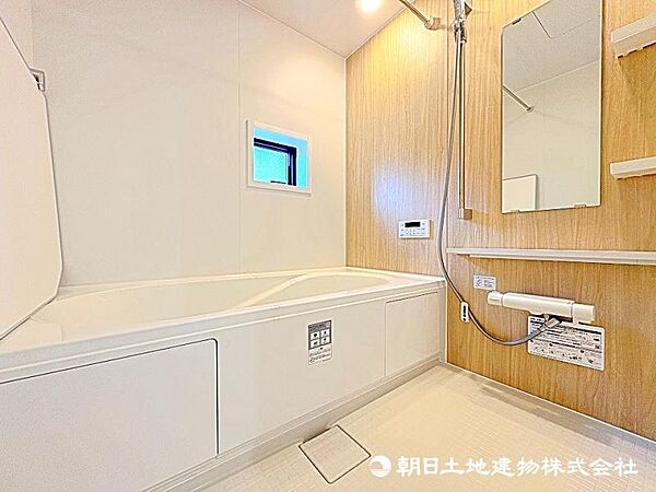 一坪タイプのバスルームですので足を伸ばして湯船に浸かることができます。