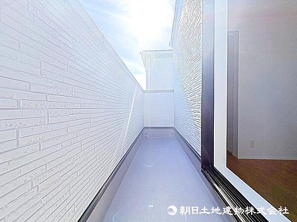 遮るものなくずっと陽当たりの良いバルコニー！風通しもよく洗濯物も早く乾きそうです！