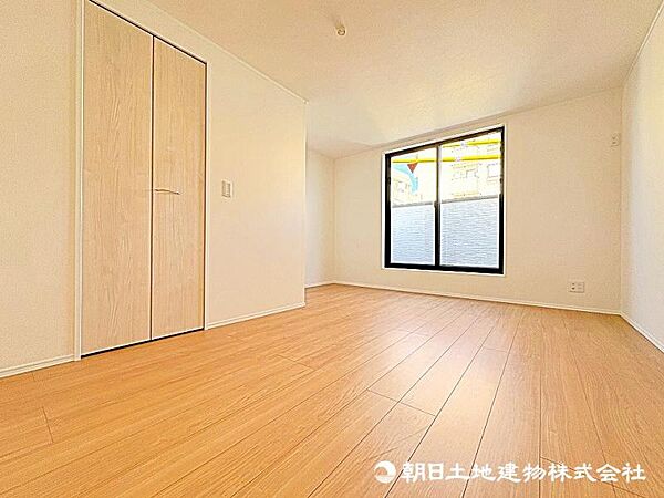 窓から差し込む暖かな陽光のある洋室！大き目のベッド配置可能で主寝室におすすめ！