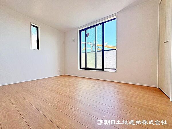 明るい印象の居室。おひさまの光を、爽やかな風をたっぷりと取り込めます。