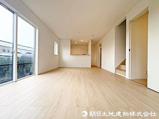 陽の降り注ぐリビングはご家族様の団らんの場。やすらぎの空間をご体感ください。