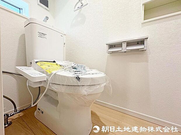 窓があり換気性能も良好！温水洗浄機能付きで清潔感あるトイレ！