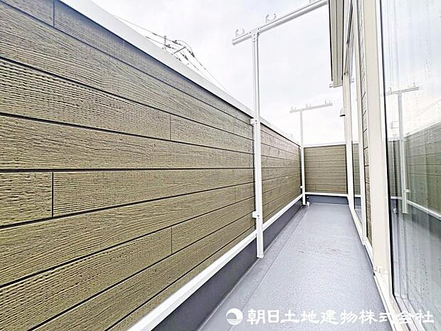 遮るものなくずっと陽当たりの良いバルコニー！風通しもよく洗濯物も早く乾きそうです！