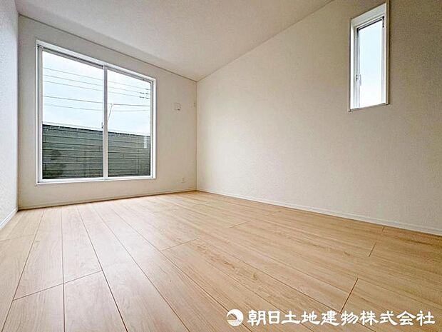 窓から差し込む暖かな陽光のある洋室！大き目のベッド配置可能で主寝室におすすめ！