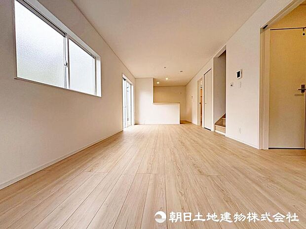 陽の降り注ぐリビングはご家族様の団らんの場。やすらぎの空間をご体感ください。