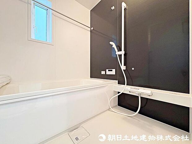 一坪タイプのバスルームですので足を伸ばして湯船に浸かることができます。